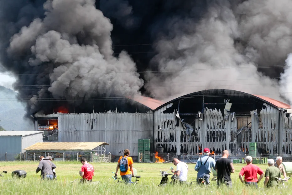Zaposleni in radovedneži so po požaru maja 2015 lahko le nemočno gledali v ognjene zublje. FOTO: Marko Feist