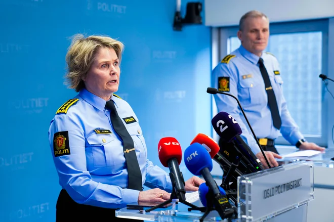 Predstavnika norveške policije na novinarski konferenci v zvezi z eksplozijo na ameriškem veleposlaništvu. FOTO: Fredrik Varfjell Afp
