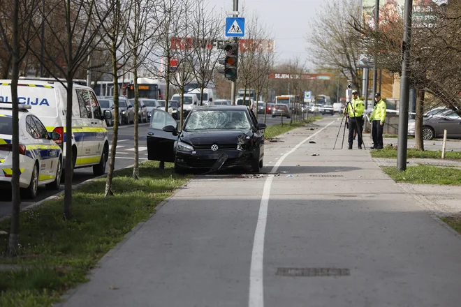 Prometna nesreča na Viču, kjer je voznik avtomobila do smrti povozil žensko na skiroju. FOTO: Leon Vidic/delo