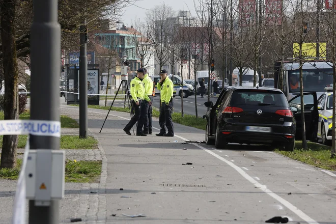 Prometna nesreča na Viču, kjer je voznik avtomobila do smrti povozil žensko na skiroju. FOTO: Leon Vidic/delo
