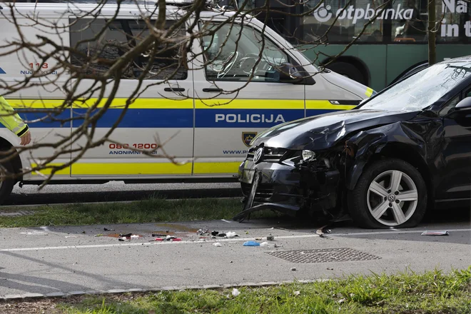 Prometna nesreča na Viču, kjer je voznik avtomobila do smrti povozil žensko na skiroju.FOTO: Leon Vidic/delo