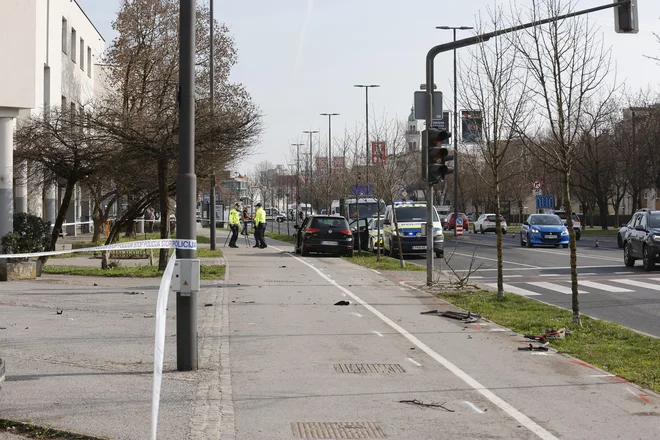 Prometna nesreča na Viču, kjer je voznik avtomobila do smrti povozil žensko na skiroju. FOTO: Leon Vidic/delo