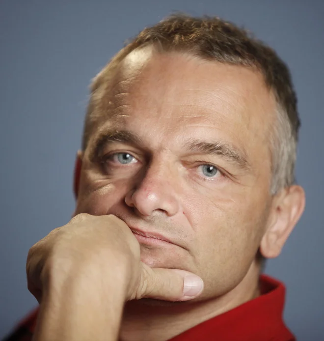 »Vsaka strast je spomin, kot ga imajo jegulje, ko se iz morja selijo v reke svojega rojstva ...« piše v svoji pesmi iz Salse Slonje pokopališče. Nič čudnega, da je že zgodaj dobil sloves »pesniški pripovedovalec zgodb«,kot je v spremni besede zapisal Tomo Virk. FOTO: Jože Suhadolnik