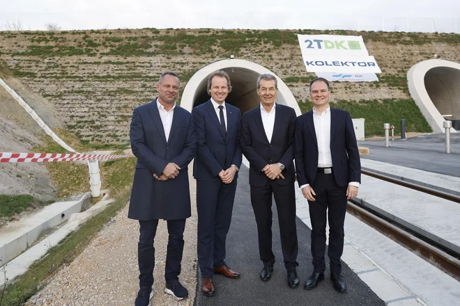 Predstavniki izvajalca (z leve): Tine Vadnal, Kristjan Mugerli, Stojan Petrič in Simon Avsec FOTO: Leon Vidic