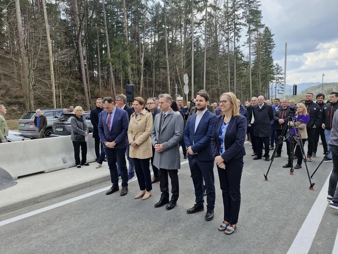 Odprtja navezovalne ceste na tretjo razvojno os na Konovem v Velenju so se udeležili premier Robert Golob, ministrica za infrastrukturo Alenka Bratušek, ministrica za zdravje Valentina Prevolnik Rupel in predsednik uprave Darsa Andrej Ribič. FOTO: Špela Kuralt/Delo