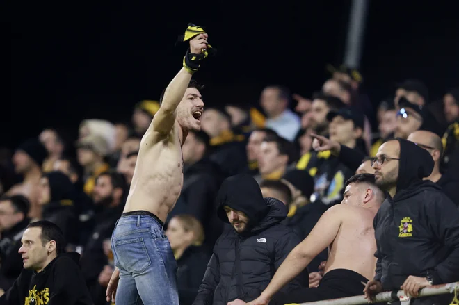 Grški navijači so se veselili. FOTO: Borut Živulović/Reuters