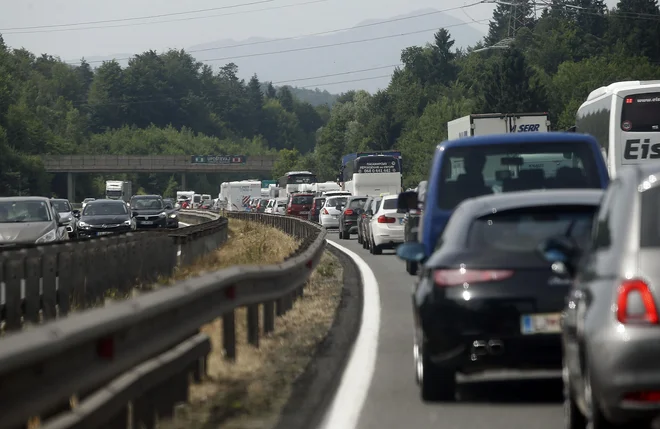 Ureditev novega priključka predstavlja pomemben korak k izboljšanju prometne dostopnosti Kranja in širšega gorenjskega območja ter k razbremenitvi prometnega omrežja na območju. Na arhivski sliki zastoji na gorenjski avtocesti. FOTO: Blaž Samec