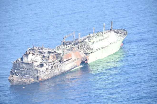 Po poročanju italijanske tiskovne agencije Ansa se 277 metrov dolg tanker, ki prevaža dizelsko gorivo in zemeljski plin, nahaja brez posadke nekaj navtičnih milj od italijanskega otoka Linosa, morski tokovi pa ga nesejo proti Malti. FOTO: Marina Militare via Reuters