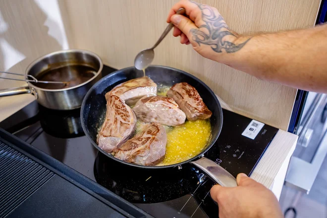 Tradicionalni pristopi se danes prepletajo z novimi tehnologijami. FOTO: LG
