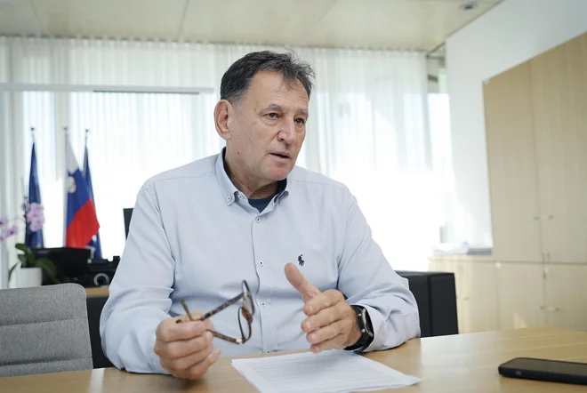 Čez tri leta bo promet potekal po obeh ceveh predora Karavanke, je povedal predsednik uprave Darsa Andrej Ribič. Foto Jože Suhadolnik