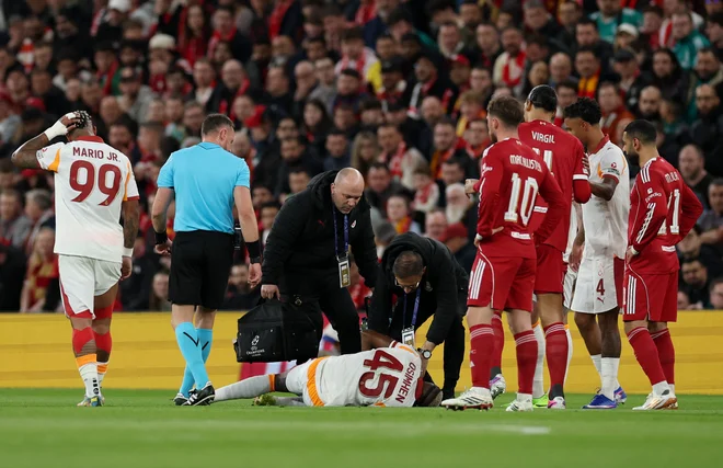 Najboljši strelec Galatasaraya Victor Osimhen je zaradi poškodbe igral le prvi polčas. FOTO: Phil Noble/Reuters