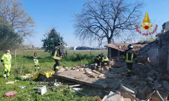 Preiskave potekajo na več področjih: od identifikacije žrtev do ugotavljanja vzroka podrtja stavbe. FOTO: Vigili del fuoco/Italijanska gasilska zveza