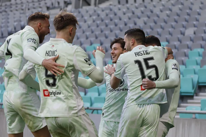 Olimpija bo v mestnem derbiju iskala prvo zmago v sezoni proti Bravu in priključek za Mariborom. FOTO: Leon Vidic/Delo