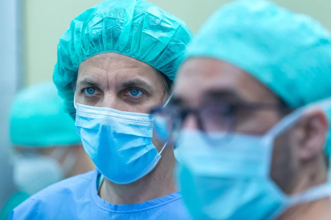 Za transplantacijsko ekipo je to pomenilo 24 ur neprekinjenega dela. FOTO: Matej Povše/arhiv UKCL
