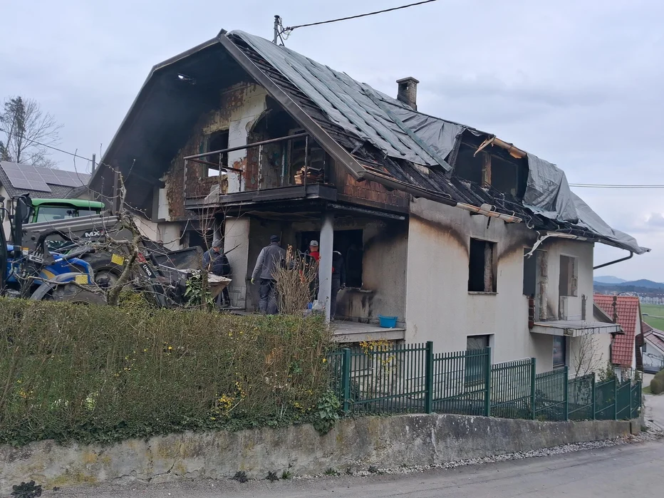Streho so takoj prekrili s ponjavo. FOTO: Simona Fajfar