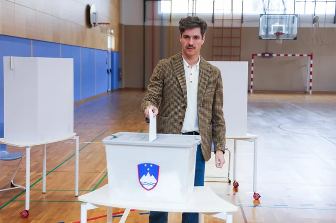 Luka Mesec na volišču v osnovni šoli Vodmat, FOTO: Matej Družnik


 
