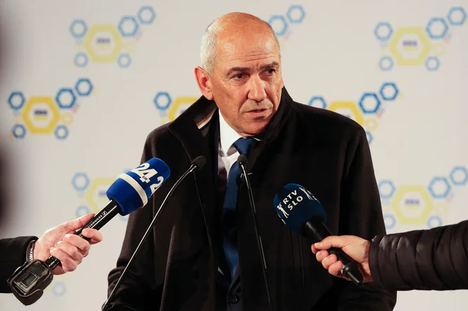 Predsednik SDS Janez Janša je na dvorišču stavbe na Trstenjakovi, kjer je sedež stranke, za medije dejal, da je bil rezultat vzporednih volitev pričakovan: »Ponavlja se leto 2011 oziroma 2012. Ali se bo sestavila vlada kot do zdaj, ali jo sestavi SDS. Mi smo že povedali, da šibkih vlad ne bomo sestavljali. Mi lahko počakamo, vprašanje pa je, ali lahko Slovenija počaka.« Janša je dodal, da so naredili vse, kar je bilo v njihovi moči. FOTO: Matej Družnik


 
