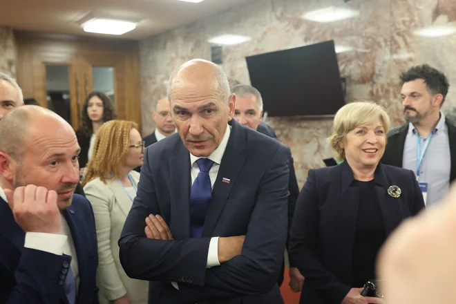 Janša pred nagovorom volivcem. FOTO: Blaž Samec


 
