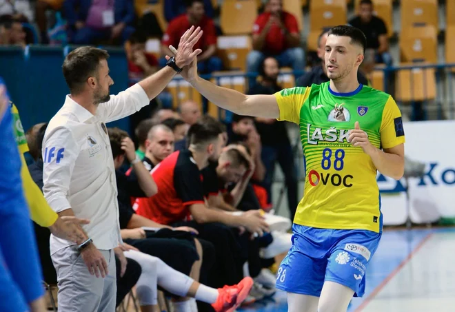 Z igralci ima dober odnos. FOTO: Slavko Kolar/RK Celje