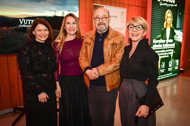 Vlado Novak in tris obiskovalk imenitnega večera: Polonca Golič, Maja Lukas in Petra Gosak Foto: Marko Pigac