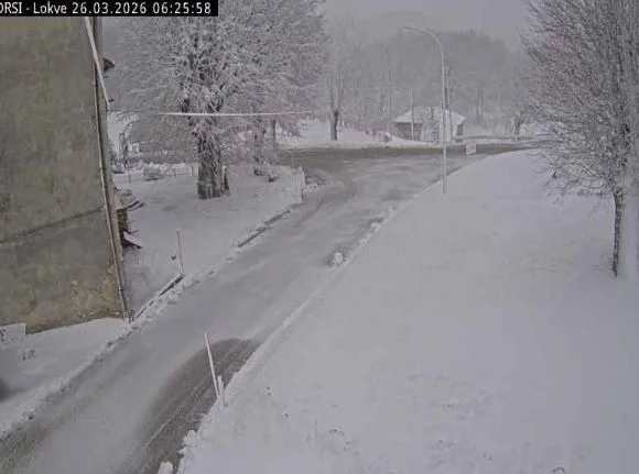 Ponekod že sneži do nižin, previdno v prometu FOTO: Dars
