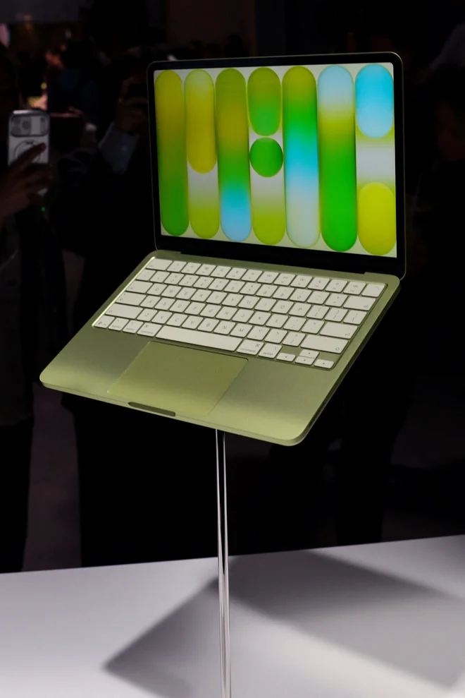 Macbook neo je doslej najdostopnejši Applov šminkerski prenosnik. FOTO: Shannon Stapleton/Reuters