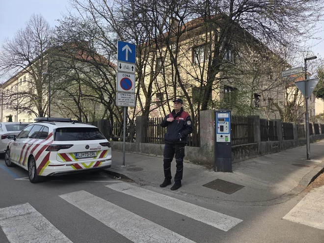 Tukaj je urejeno kratkoročno, 15-minutno parkiranje, a prostih mest večkrat zmanjka. FOTOgafiji: R. T.