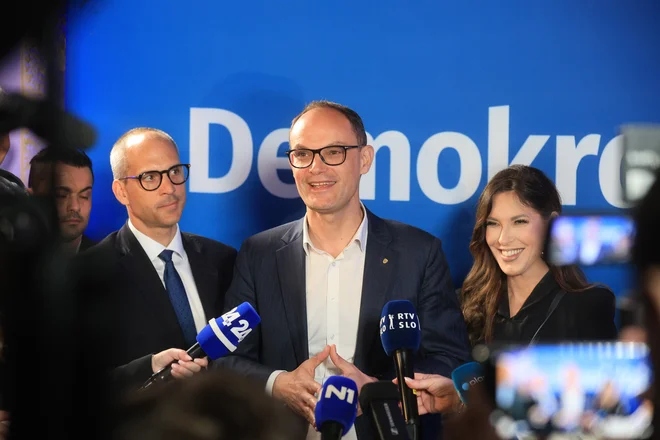 Poslanskega mandata si ni uspelo priboriti dolgoletnima poslancema in dolgoletnima bivšima članoma stranke SDS, predsedniku Demokratov Anžetu Logarju in podpredsednici stranke Evi Irgl. Je pa to uspelo drugemu podpredsedniku Tadeju Ostrcu. FOTO: Dejan Javornik