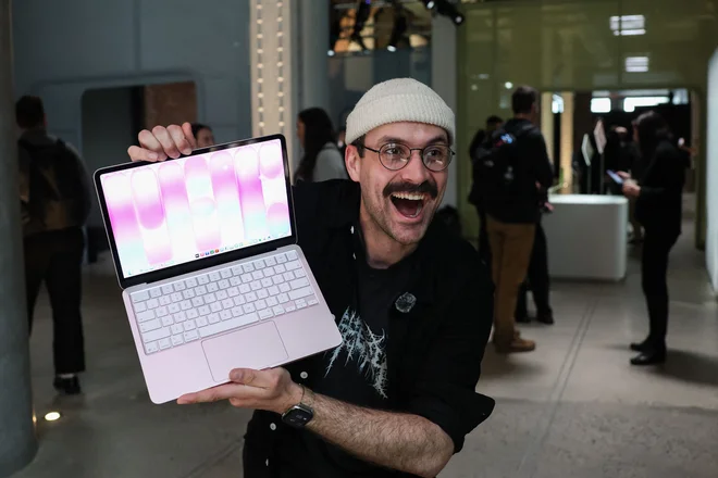 Apple je predstavil spomladanske novosti, pri čemer sta največ pozornosti vzbudila nizkocenovna modela telefonov in prenosnikov iphone 17e in macbook neo (na sliki). FOTO: Timothy A. Clary/AFP