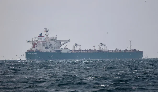 Iranski brezpilotnik je blizu Dubaja zadel kuvajtski tanker in ga zažgal; dubajske oblasti so pozneje sporočile, da je požar pogašen, Kuvajt pa je izdal opozorilo pred razlitjem nafte. Slika je simbolična. FOTO: Yoruk Isik/Reuters