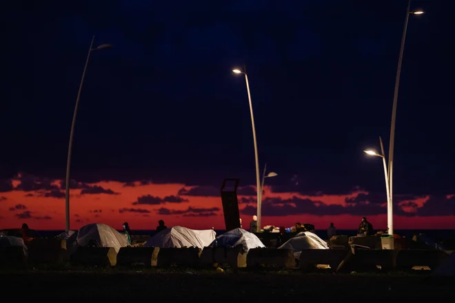Razseljeni ljudje ob svojih šotorih, postavljenih ob bejrutski obali, 30. marec 2026. FOTO: Dimitar Dilkoff Afp