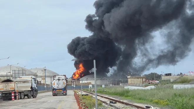 Izraelska gasilska in reševalna služba je sporočila, da so ostanki prestrežene iranske rakete zadeli industrijski objekt in cisterno za gorivo v rafinerijah nafte. Hajfa v Izraelu, 30. marca 2026. FOTO: Video Obtained By Reuters Via Reuters