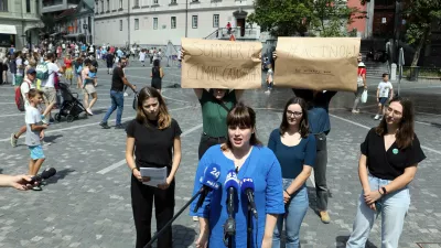 Nika Kovač, direktorica Inštituta 8. marec - 11.08.2023 – Prešernov trg - novinarska konferenca mednarodne zasedbe okoljskih borcev Fridays for future iz Avstrije, Nemčije in Hrvaške ter Inštituta 8. marec, na kateri so predstavili mednarodni poziv Evropski uniji o celostni obravnavi okoljskih problemov in enakopravni obravnavi vseh držav//FOTO: Tomaž Skale