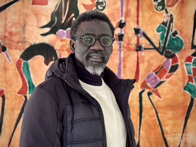 Mbaye Ndiaye je zasnoval Caso Sankara kot začasno zatočišče za migrante, ki iščejo pot iz getov in sistema nezakonitega posredovanja dela. FOTO: Gašper Završnik