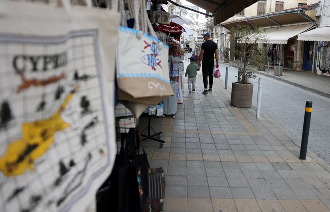 Priljubljena letovišča, kot sta Limassol in Protaras, so med velikonočnimi prazniki običajno polna turistov, letos pa so plaže in ulice zapuščene. FOTO: Yiannis Kourtoglou/Reuters