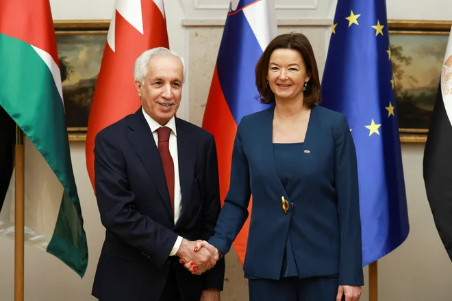 Tanja Fajon s katarskim državnim sekretarjem za zunanje zadeve Sultanom Bin Saadom Al Muraikhijem v Brdu pri Kranju, 6. februarja 2026. FOTO: Borut Zivulovic Reuters