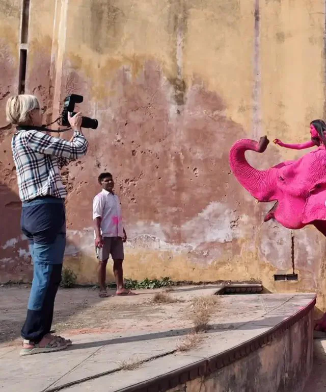 Koncepta fotografinja Julija Buruleva vztraja, da je snemanje trajalo le deset minut, žival pa je bila sproščena. FOTO: Julija Buruleva/Instagram