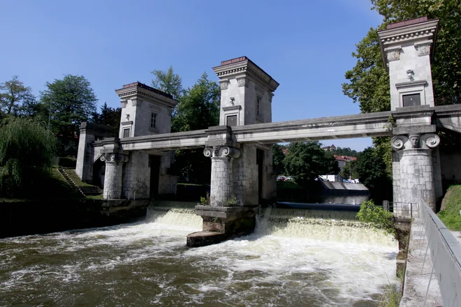 Projekt vključuje tudi posege, kot so poglabljanje struge, obnova zapornic, gradnja jezov in energetska izraba Ljubljanice, opozarjajo v Alpe Adria Green. FOTO: Roman Šipić