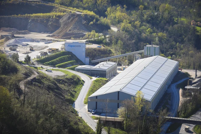 Obstoječe sončne celice na objektih podjetja Alpacem Cement. FOTO: Jože Suhadolnik