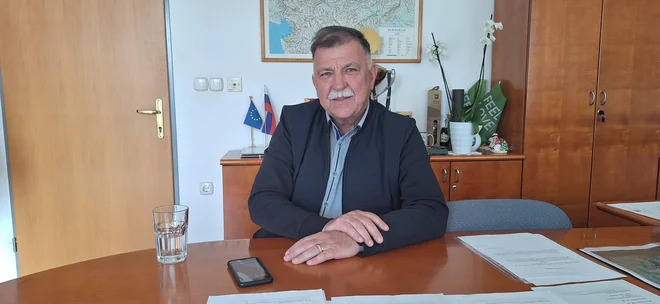 Dobrovniški župan Marjan Kardinar meni, da je prav, da lastniki za svoja zemljišča prejmejo pravično odškodnino, hkrati pa opozarja na javno korist.