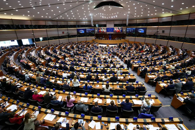 Evropski parlament je v četrtek glasoval proti podaljšanju začasnega odstopanja od pravil o e-zasebnosti, ki ponudnikom storitev dovoljuje prostovoljno odkrivanje spolnih zlorab otrok na spletu v zasebni komunikaciji. FOTO: Yves Herman/Reuters