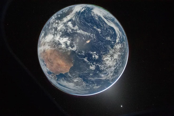Čudovita Zemlja: na posnetku je videti tudi polarni sij. FOTO: Reid Wiseman/Nasa/Reuters