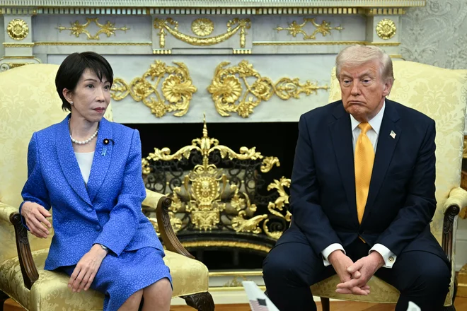Japonska premierka Sanae Takaiči, ki je pred tremi tedni obiskala Belo hišo, naj bi po telefonu poskušala govoriti s Trumpom, vendar se – tudi če ji je to uspelo – zdi, da se v njegovem pristopu h krizi ni veliko spremenilo. FOTO: Jim Watson/AFP