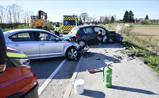 V čelnem trčenju pri Mostju tri osebe poškodovane, nastala je tudi večja materialna škoda. FOTO: Oste Bakal