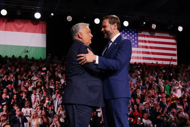 V podporo Viktorju Orbánu je na Madžarsko pripotoval tudi ameriški podpredsednik JD Vance. FOTO: Jonathan Ernst/AFP