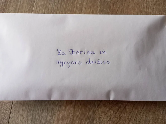 Sandra je denar izročila pretresenemu bageristu, ki prihaja iz Doboja v Bosni. FOTO: stanovalci soseske Center 2