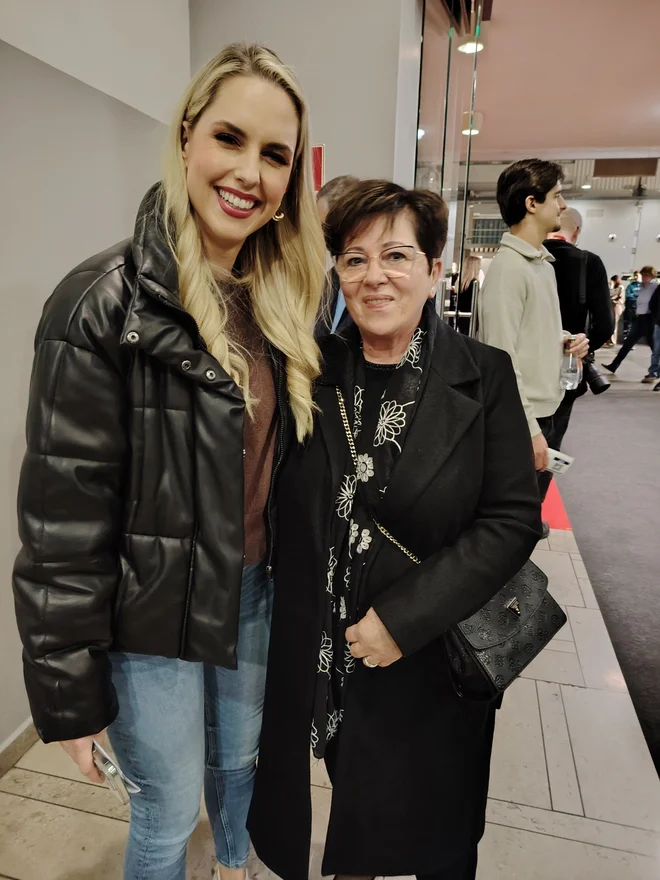 Lara Medved v družbi svoje tete
