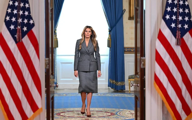 Melania med prihodom k mikrofonu v Beli hiši. FOTO: Mandel Ngan/AFP