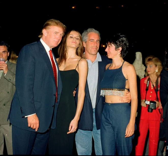 Donald Trump njegovo tedanje dekle Melania v družbi z Jeffreyem Epsteinom in Ghislaine Maxwell nv Trumpovem kluvu v Mar-a-Lago na Floridi.
FOTO: GETTY IMAGES Foto Getty Images