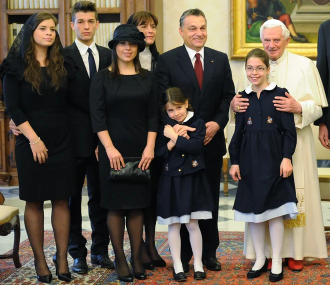 Papež Benedikt XVI. z madžarskim premierjem Viktorjem Orbánom in njegovo družino med zasebnim sprejemom v Vatikanu 6. decembra 2010. FOTO: Pool New Reuters